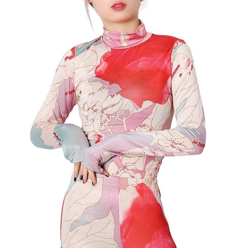 Top ajustado con cuello alto y elegancia floral 