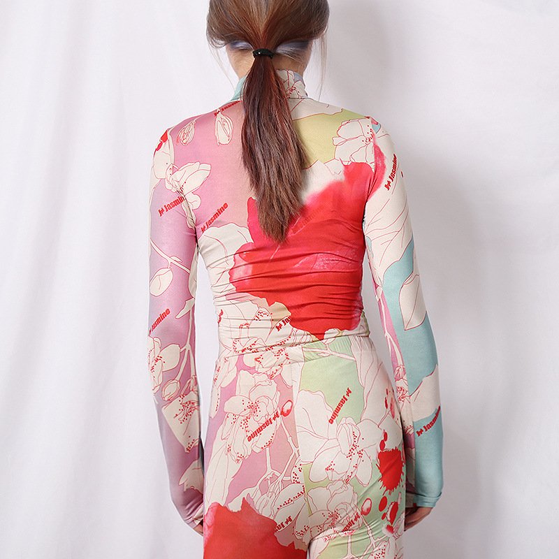 Top ajustado con cuello alto y elegancia floral 