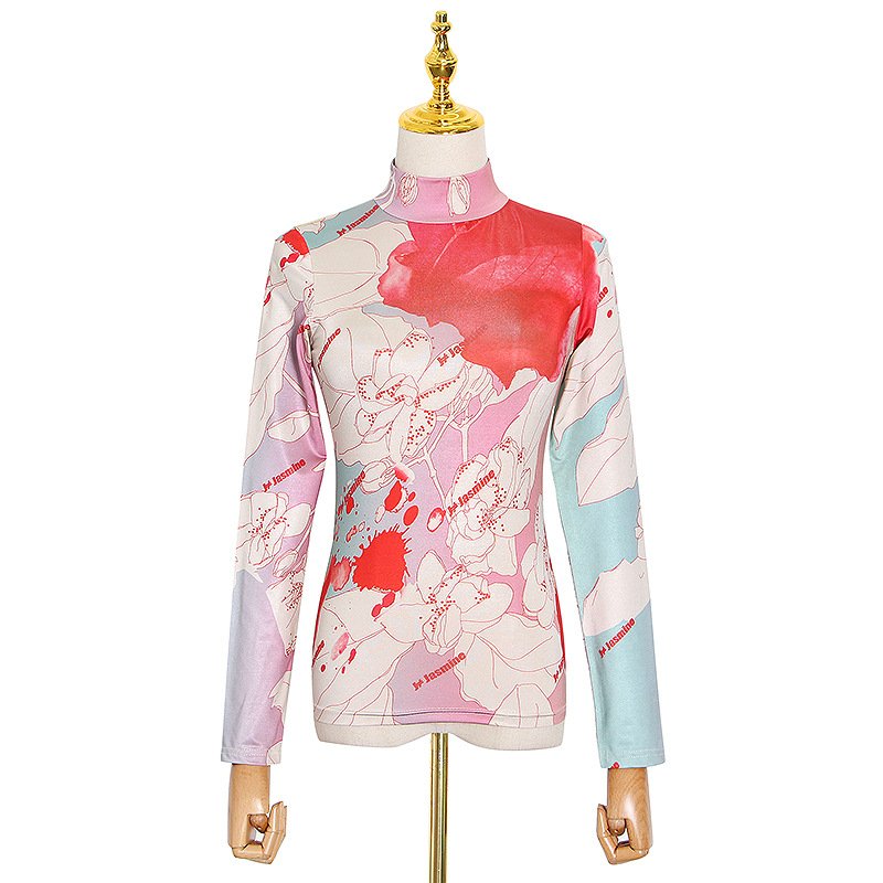 Top ajustado con cuello alto y elegancia floral 