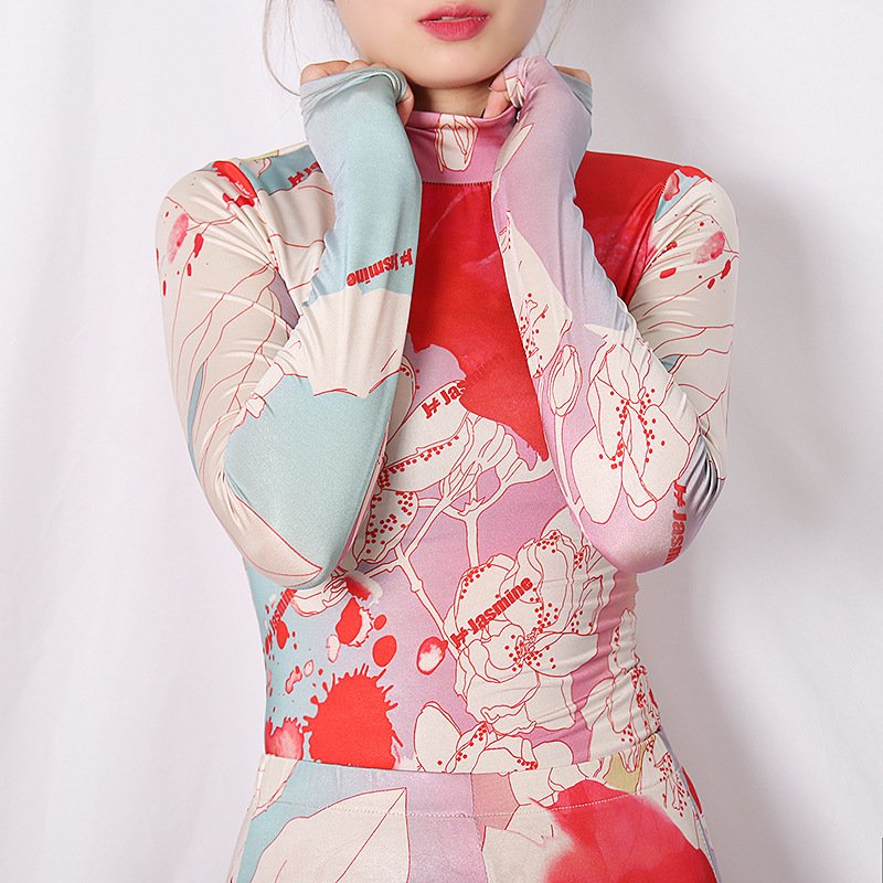 Top ajustado con cuello alto y elegancia floral 