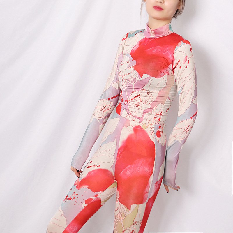 Top ajustado con cuello alto y elegancia floral 