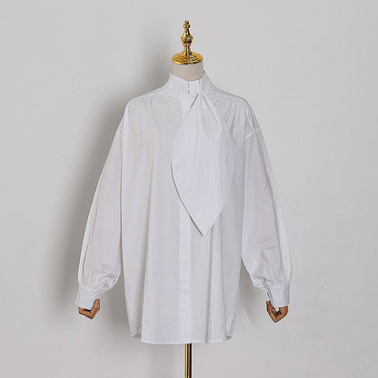 Chic relajado: camisa asimétrica blanca 