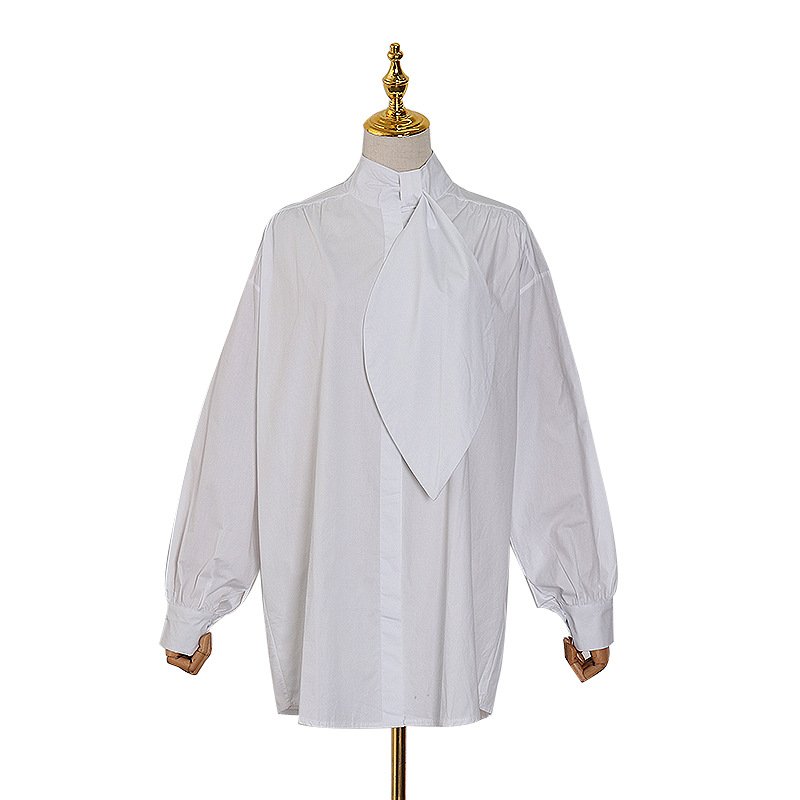 Chic relajado: camisa asimétrica blanca 