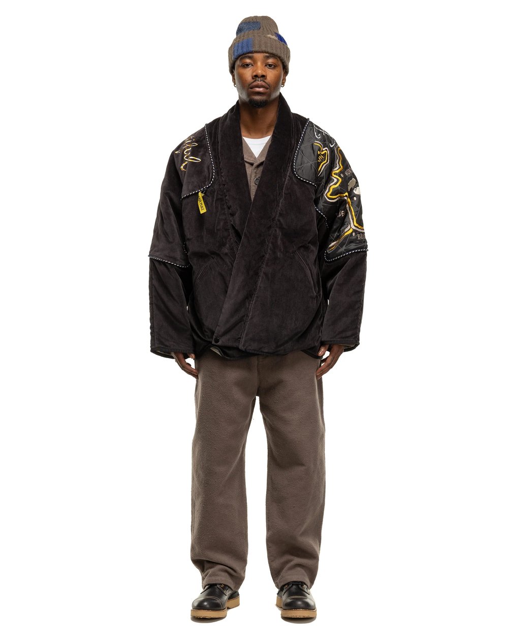 Elegante cazadora bomber de pana bordada 