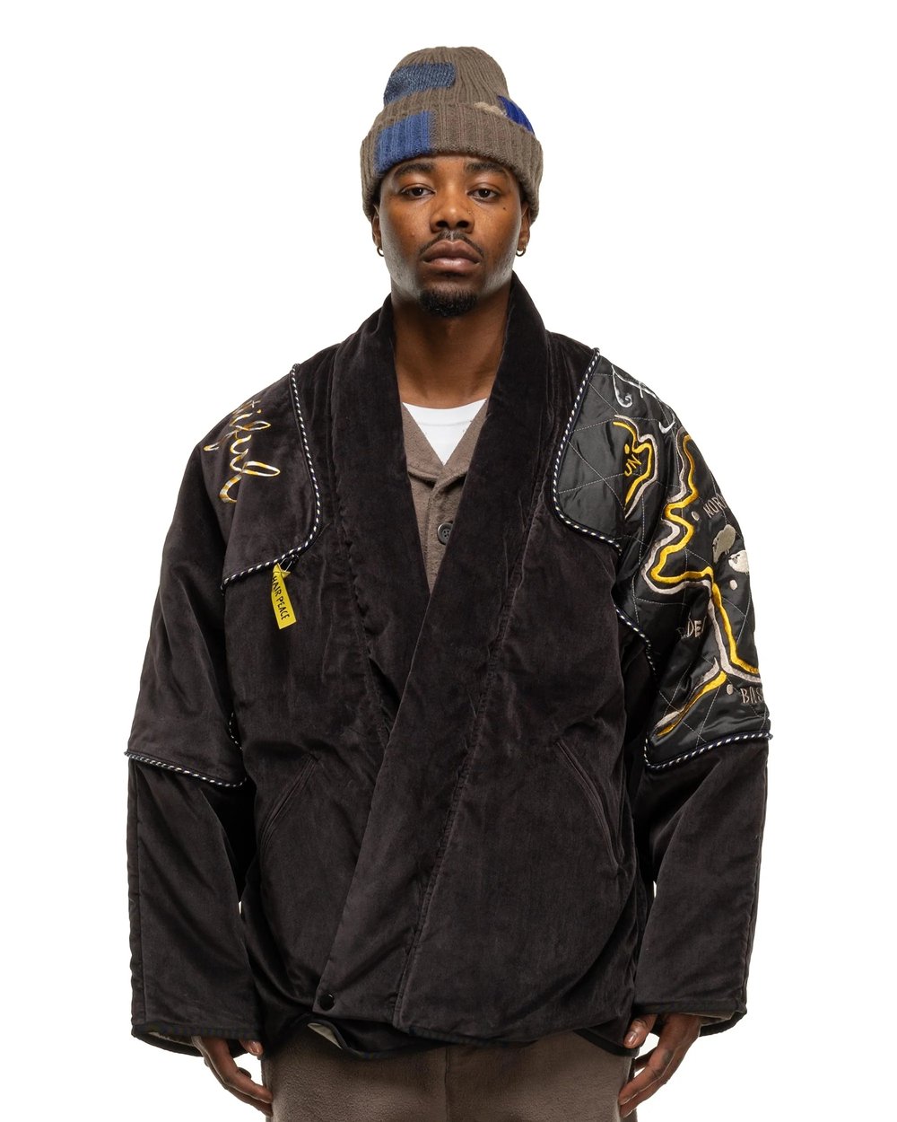 Elegante cazadora bomber de pana bordada 