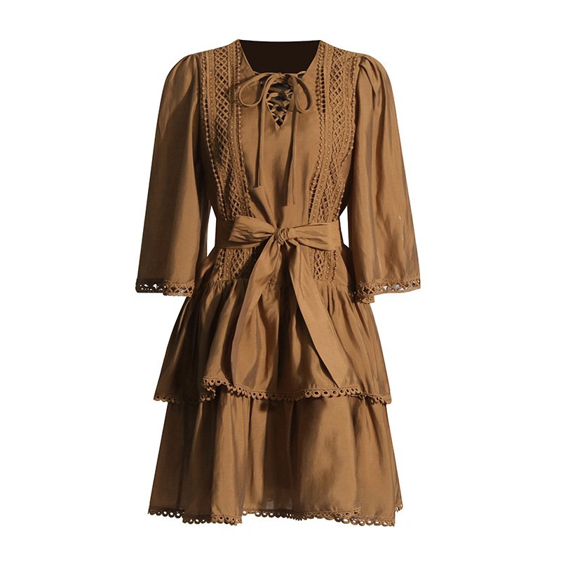 Vestido de inspiración francesa con cordones y cintura ceñida 