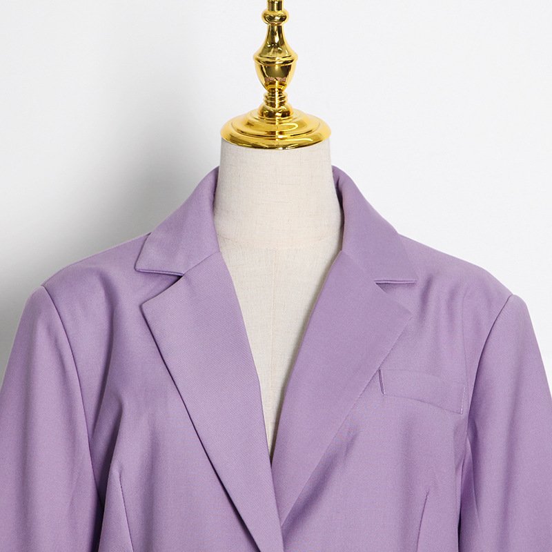 Lavender Luxe: Blazer adornado con cadenas 
