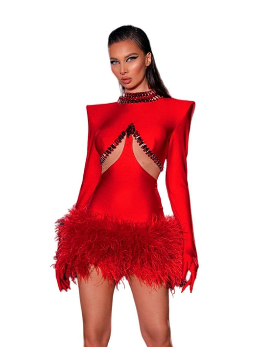 Vestido con abertura de cristal y plumas en rojo sirena 