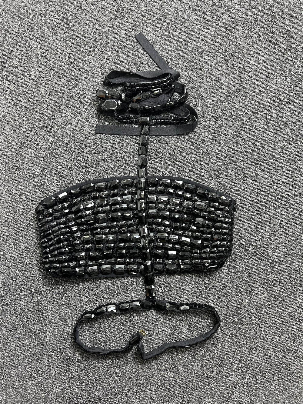 Top corto ceñido con cristales brillantes 