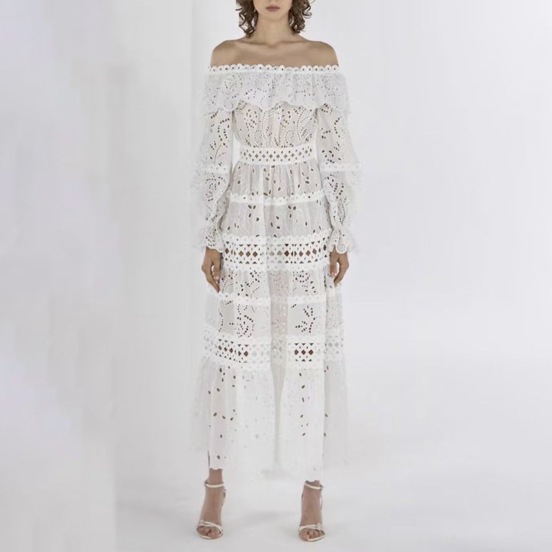 Vestido largo con hombros descubiertos y encaje etéreo