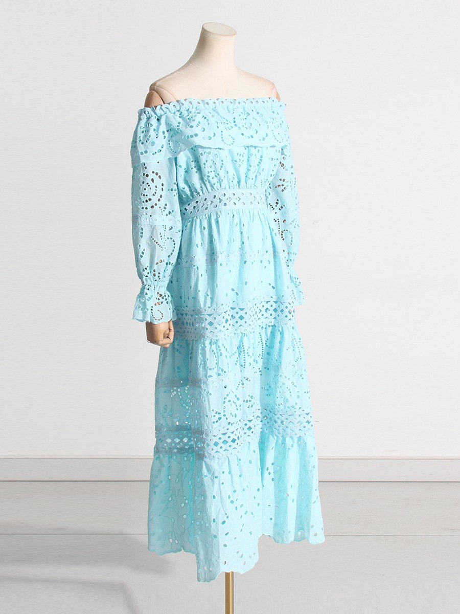 Vestido largo con hombros descubiertos y encaje etéreo