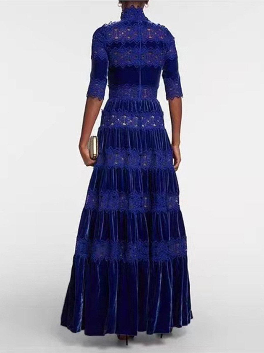 Vestido de noche elegante con gradas de encaje de terciopelo azul con cuello alto 