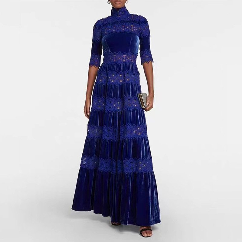 Vestido de noche elegante con gradas de encaje de terciopelo azul con cuello alto 