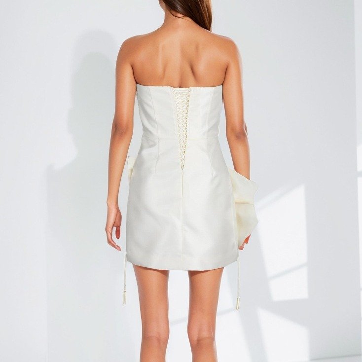 Vestido de fiesta elegante con flores dimensionales blancas 