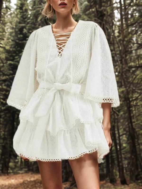 Vestido de inspiración francesa con cordones y cintura ceñida 