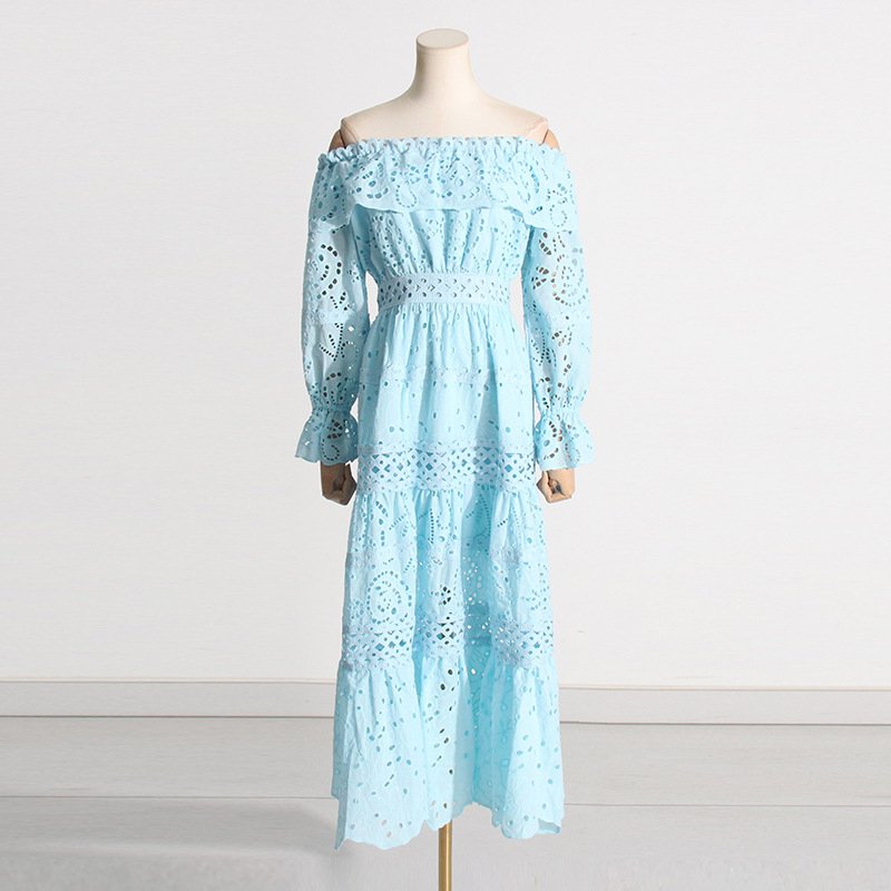 Vestido largo con hombros descubiertos y encaje etéreo