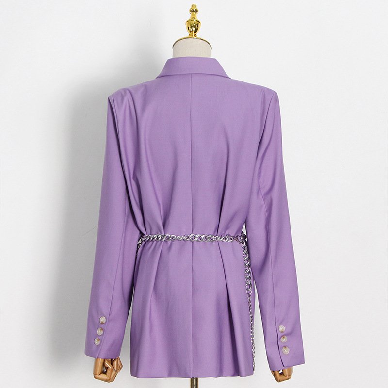 Lavender Luxe: Blazer adornado con cadenas 
