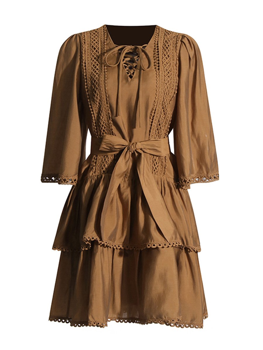 Vestido de inspiración francesa con cordones y cintura ceñida 