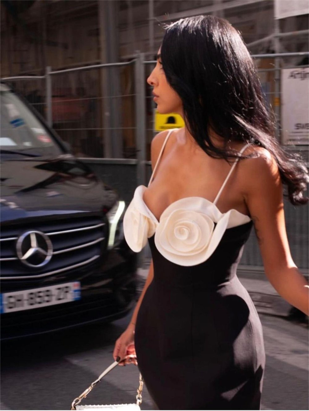 Vestido de fiesta acampanado con tirantes florales 