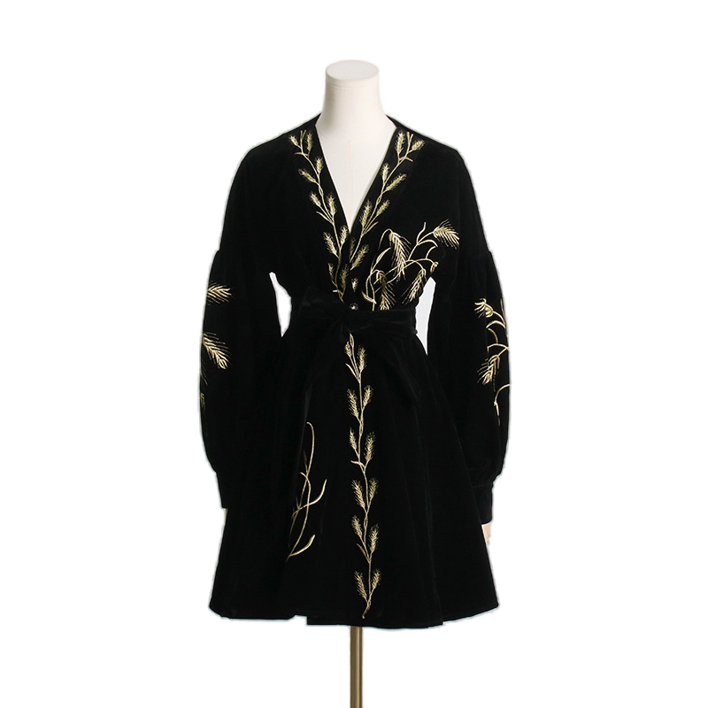 Robe élégante brodée d'or en velours 