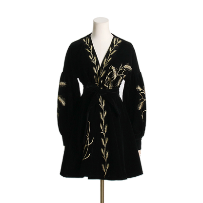 Robe élégante brodée d'or en velours 