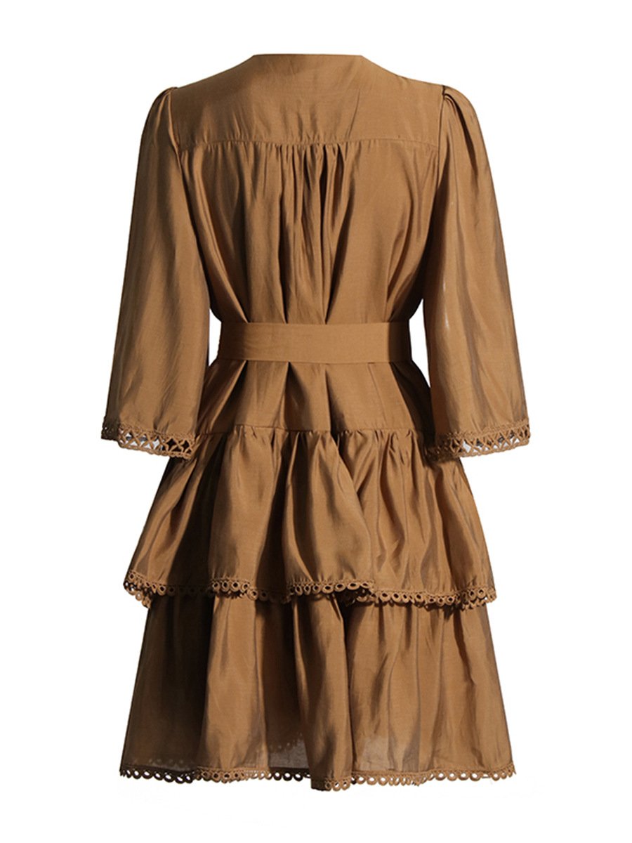 Vestido de inspiración francesa con cordones y cintura ceñida 