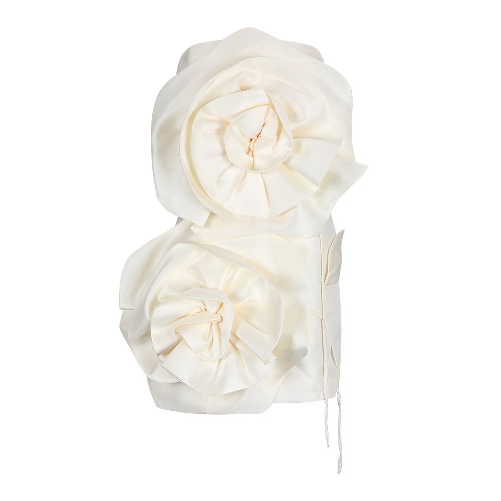 Vestido de fiesta elegante con flores dimensionales blancas 