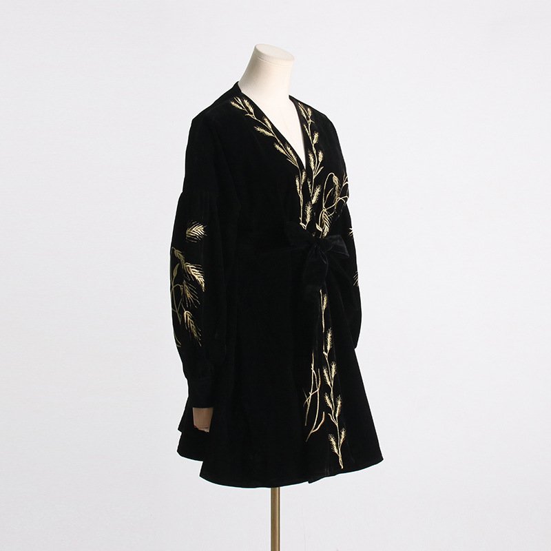 Robe élégante brodée d'or en velours 