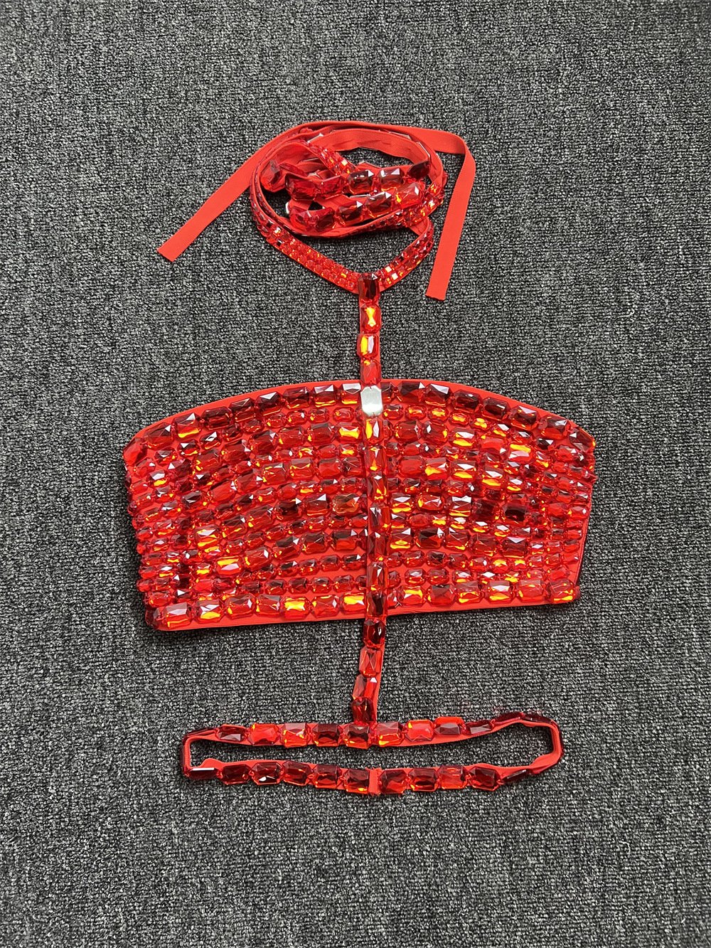 Top corto ceñido con cristales brillantes 