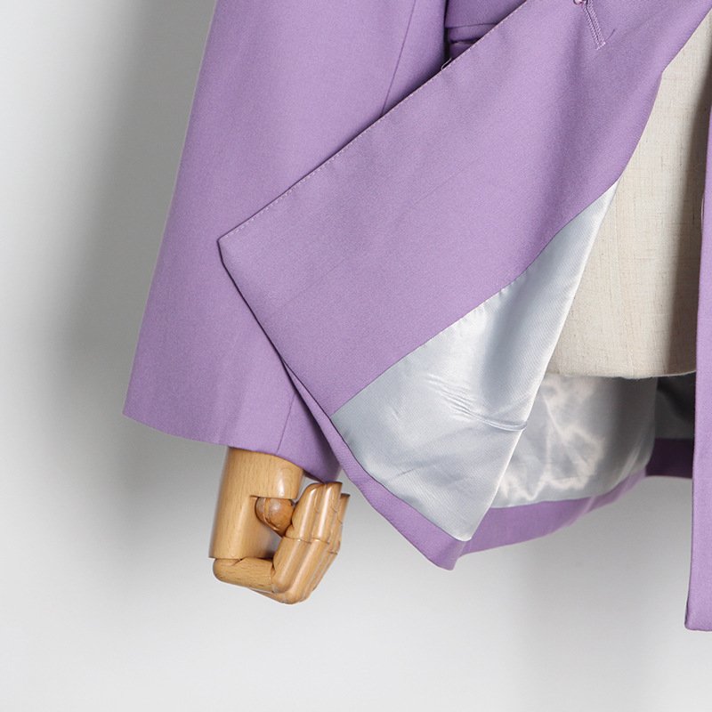 Lavender Luxe: Blazer adornado con cadenas 