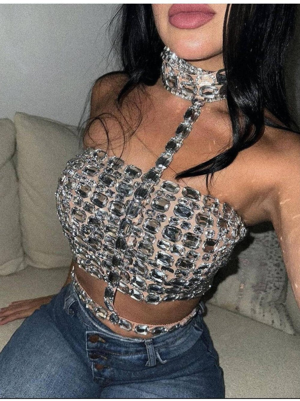 Top corto ceñido con cristales brillantes 