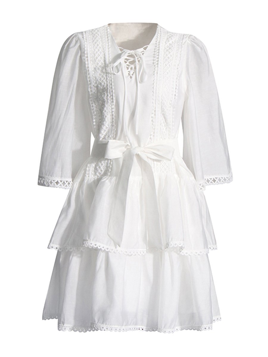 Vestido de inspiración francesa con cordones y cintura ceñida 