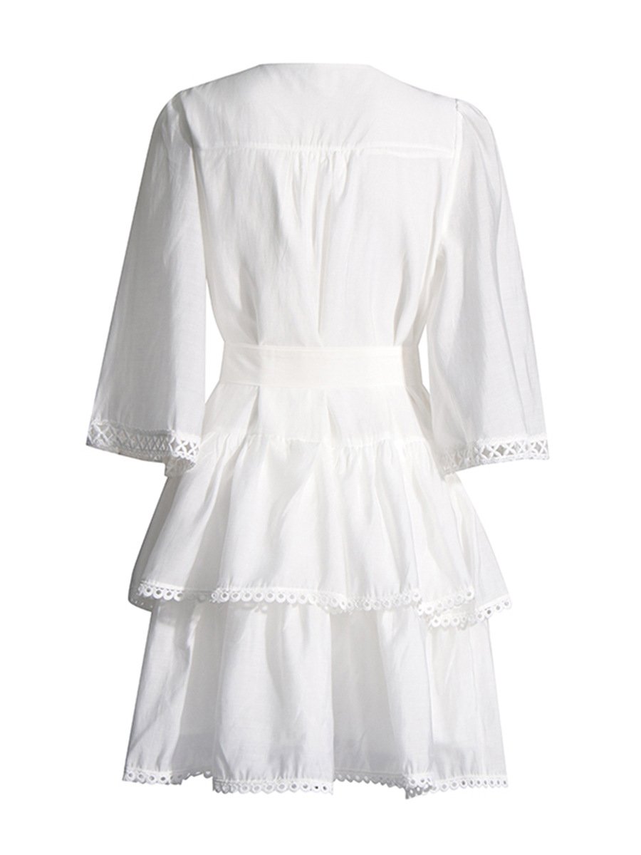 Vestido de inspiración francesa con cordones y cintura ceñida 