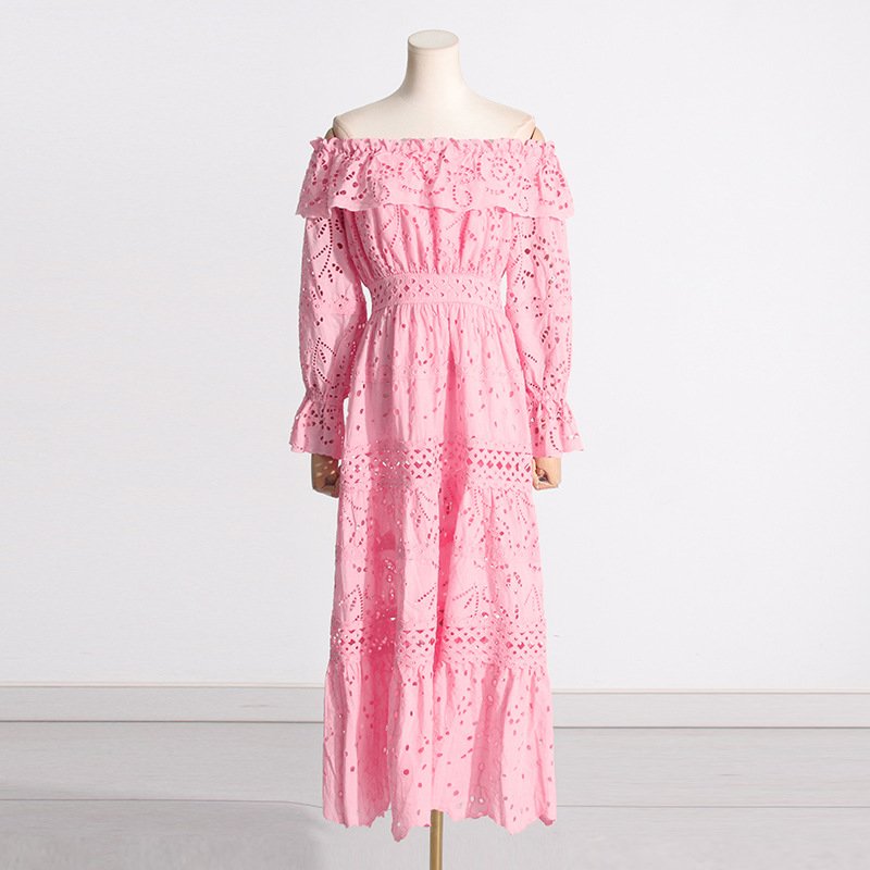 Vestido largo con hombros descubiertos y encaje etéreo