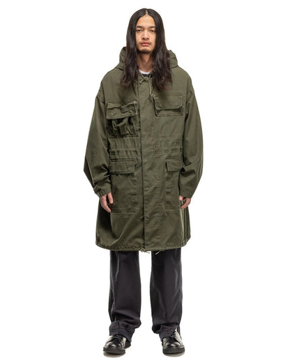 Explorador urbano: resistente parka verde oliva con diseño de múltiples bolsillos 