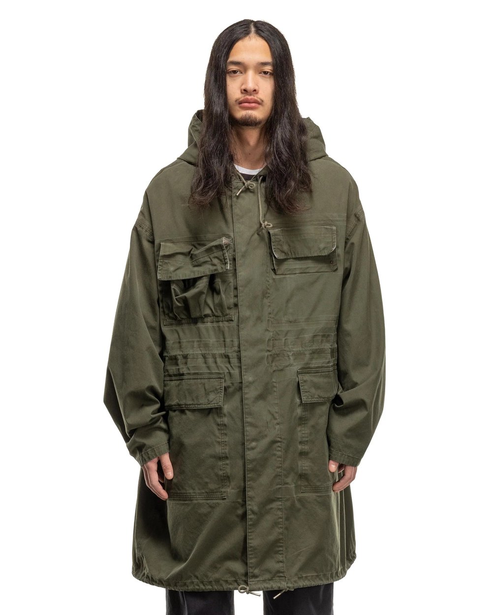 Explorador urbano: resistente parka verde oliva con diseño de múltiples bolsillos 