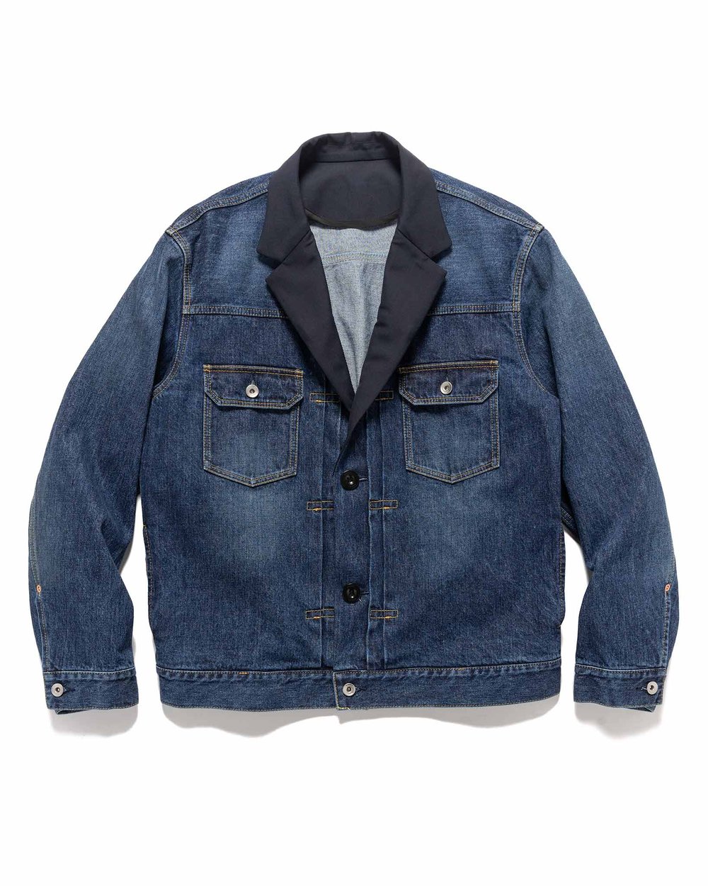 Le classique réinventé : un blouson en denim avec une touche moderne 