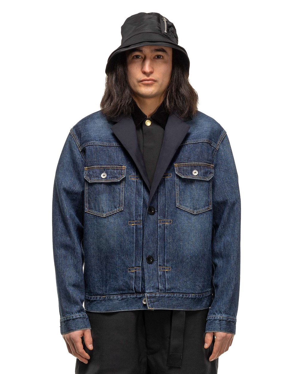 Le classique réinventé : un blouson en denim avec une touche moderne 