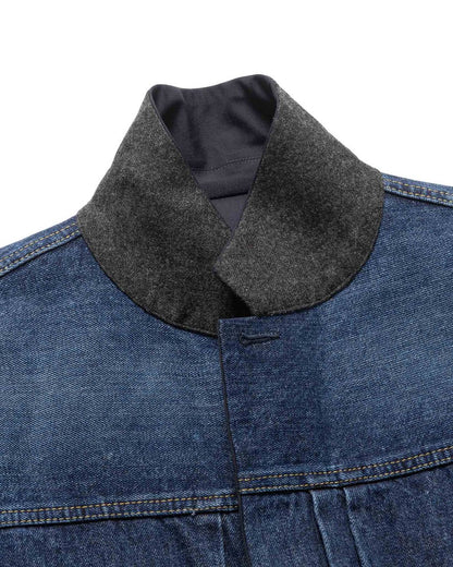 Le classique réinventé : un blouson en denim avec une touche moderne 